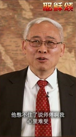 师傅背着妇人过河